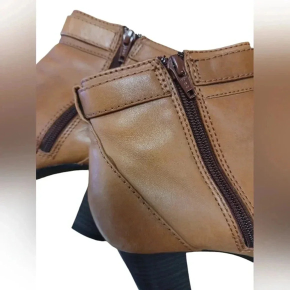 Clarks Ankle Booties Tan  Leather Zip Up Heels Size 6 - Picture 5 of 10